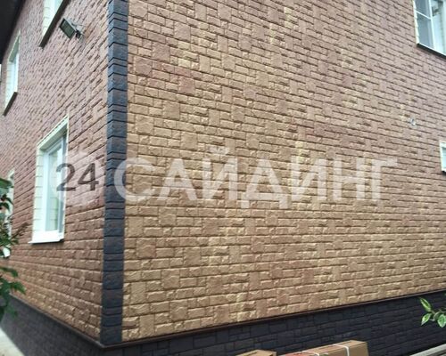 фото дома отделанного фасадными панелями гранд лайн я фасад екатерининский камень цвет янтарь1024-750